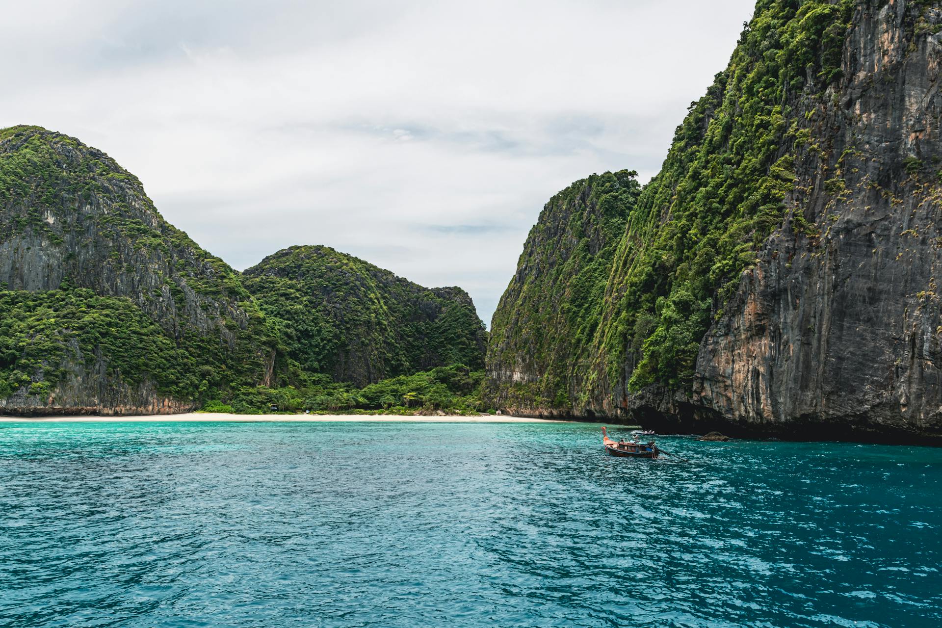 Immerse in Phi Phi’s tropical glow in the dry season